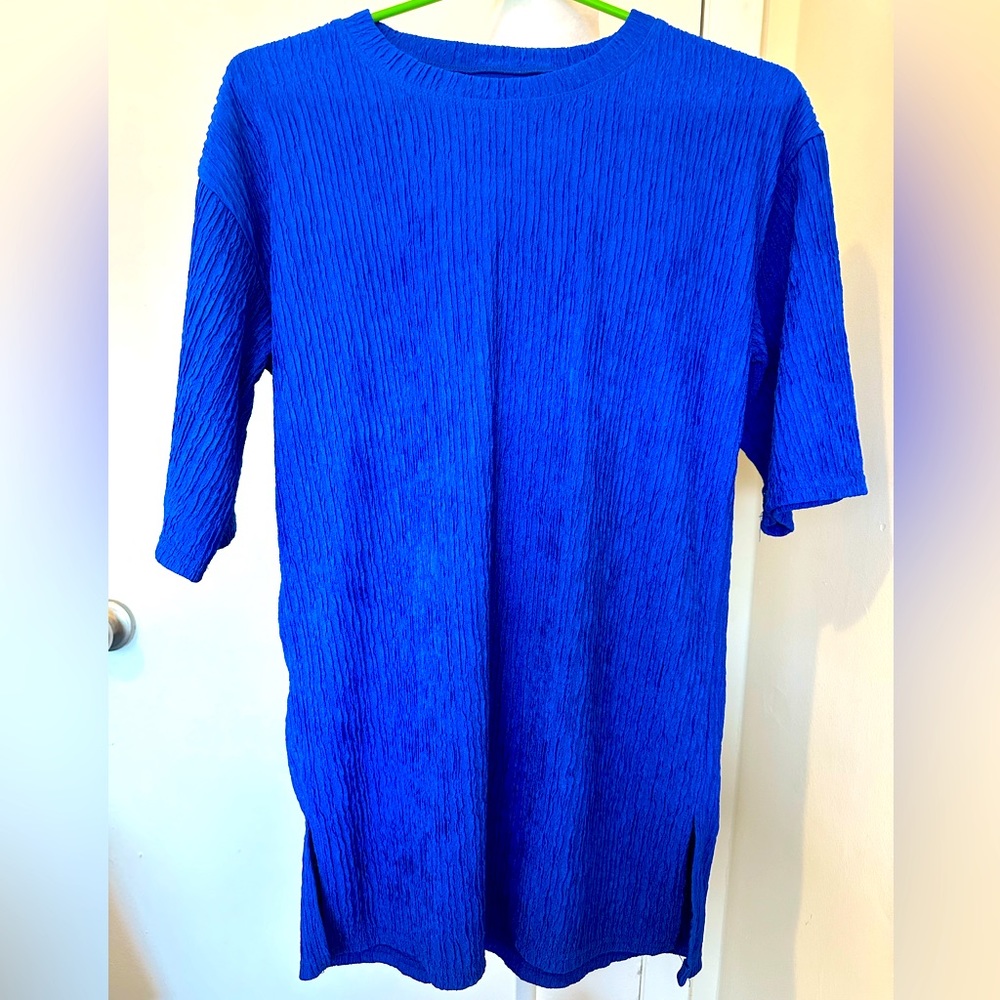 Color: Blue. Size: Medium. Material: Stretched. Style: Short sleeve long shirt